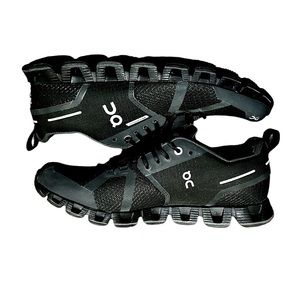 On Cloud ON Waterproof Women’s Running Shoes Black Size 8.5 EUC Worn Once